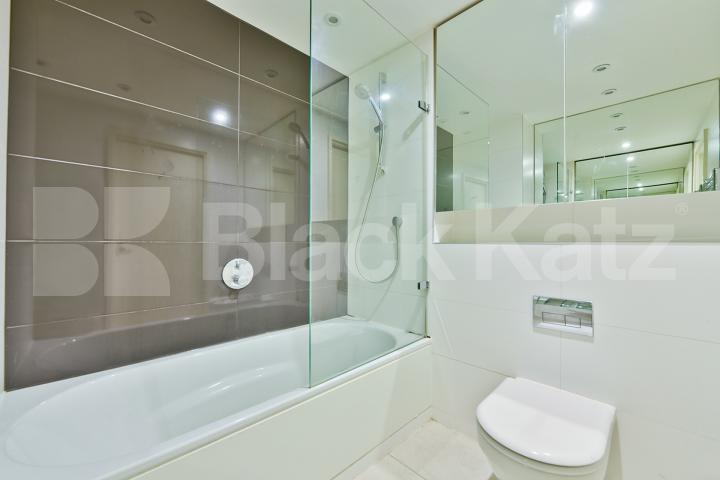 37th floor with stunning views of the cityscape & 24 Hr. Concierge Strata, Walworth Road, Elephant and Castle